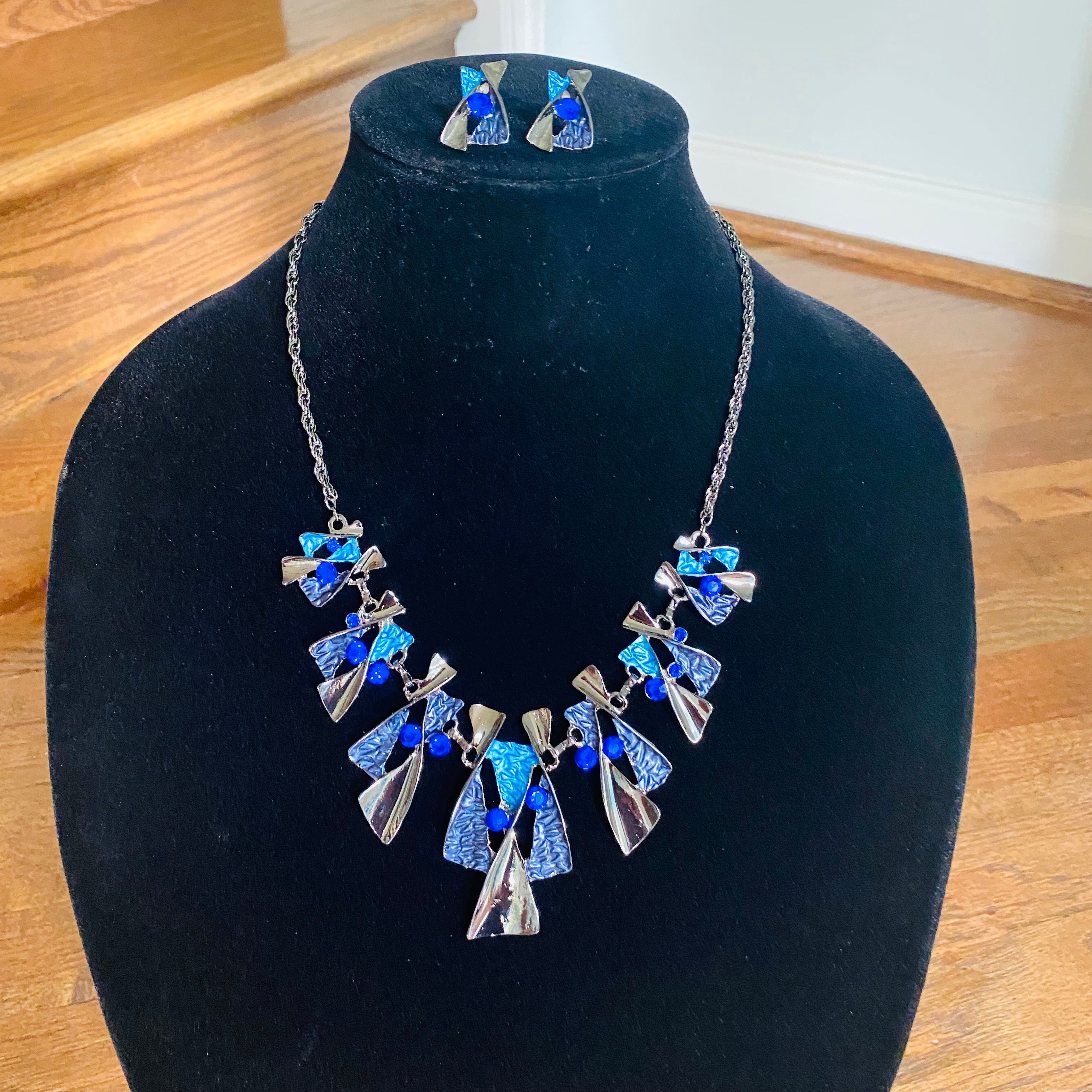 The Steffi Necklace w/ Earrings
